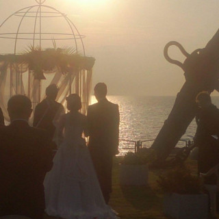 結婚式中を後背部から撮影
