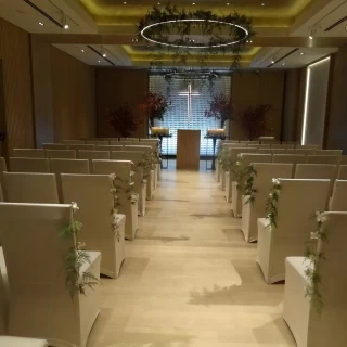 白を基調とした会場