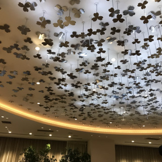 披露宴会場の天井の装飾