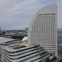 帆の形が印象的な横浜を象徴するホテル(観覧車から撮影)