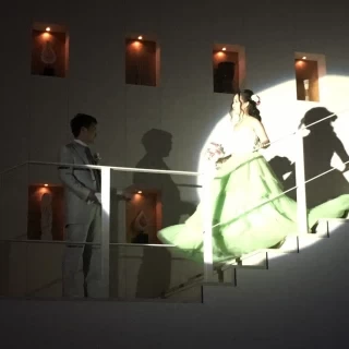 お色直し。私は階段の上から登場し、夫は下から迎えに。