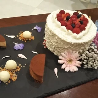 ウェディングケーキの三段目を控え室にもってきてくれました！