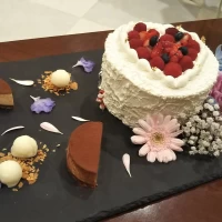 ウェディングケーキの三段目を控え室にもってきてくれました！
