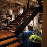 地下1階披露宴会場外の階段です。滝が流れています。