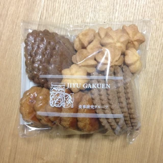 引菓子として明日館のクッキーも選べます。素朴でおいしいです。