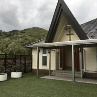 庭付きのチャペル
山々に囲まれて景色が綺麗