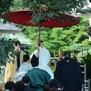 ゲストと一緒に神前式場まで連なって歩きます。