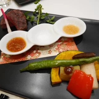 肉料理。