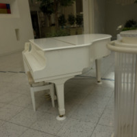 チャペル脇に白いピアノがあります