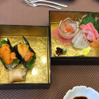 刺身と、うにのお寿司。 うにがとても美味しかった