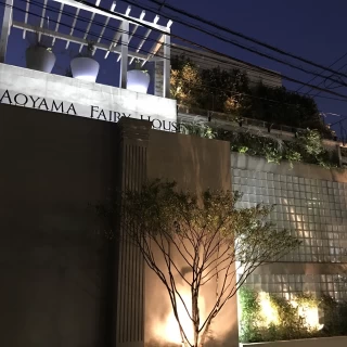 チャペル外観。ライトアップされて綺麗。