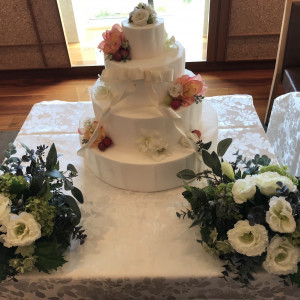 ケーキとお花は新郎新婦席の隣にあります。|482870さんのレンブラントホテル東京町田の写真(882792)