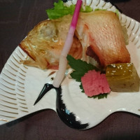 鶴のお皿に尾頭付きのきんきん西京焼き。テーブル上が華やかに