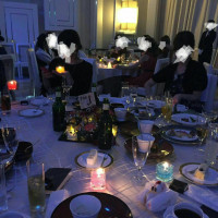 照明を暗くしテーブルに一人ずつ設置された蝋燭がロマンティック