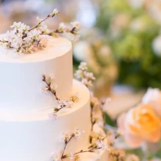 ウエディングケーキ。春先の結婚式で桜があしらわれていました。