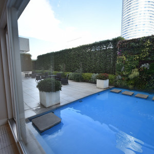 プール付きのテラスがあります。|483002さんの新横浜グレイスホテル/ ロゼアン シャルムの写真(540010)