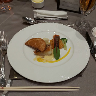 魚料理。ほんとは海老があったのですが、サーモンで代替。