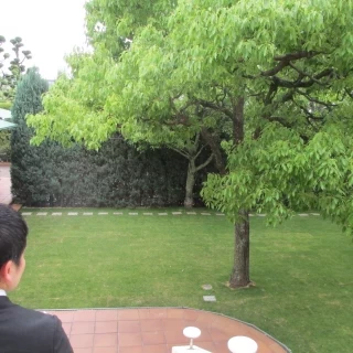 屋内のチャペルから階段で庭に出られます