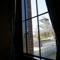 コーストの一部の窓から見える大阪城の眺め