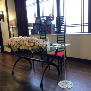 新郎新婦席、椅子が変わっている