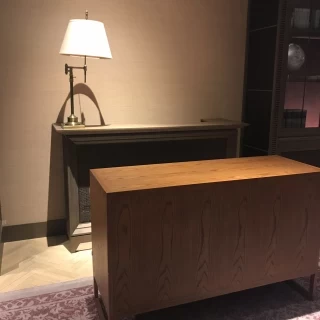 ホワイエ。受付台になります。