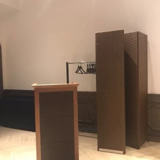 ホワイエ。当日はこれが司会者の演台に。