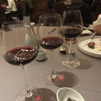 試食会にて。ワインも飲み比べられます。