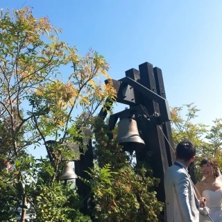 外で鐘を鳴らします