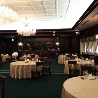 落ち着いた披露宴会場でしたが少し古さを感じました。会場は広い