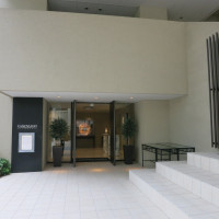 広い入口。右側は集合写真用の階段。