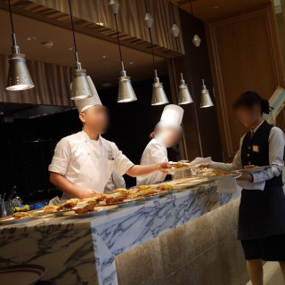 会場内のオープンキッチンから温かい料理の提供があります