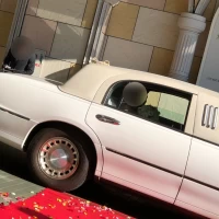 挙式後、新郎新婦はリムジンに乗って披露宴会場へ向かいます