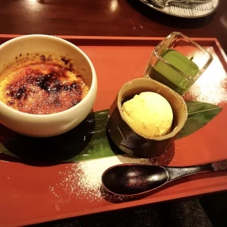 試食です。クリームブリュレは抹茶ソースをかけると大人の味。