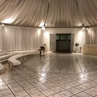 披露宴後の挨拶をする部屋。雨天時のブーケトスもここで。