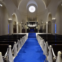 天井が高く青の絨毯が印象的
