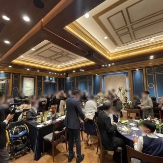 ネイビーとゴールドの会場はとてもかっこよく写真映えします！