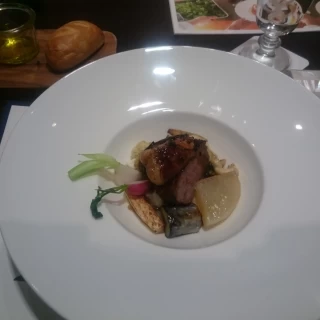 まわりには季節の野菜を添えてあります。