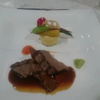 妊婦のためしっかり焼いた和牛です。上の添え物も凝っていました