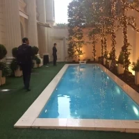 披露宴会場の隣にあるガーデンプール。