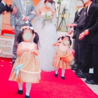 エントランスでフラワーシャワー 赤絨毯