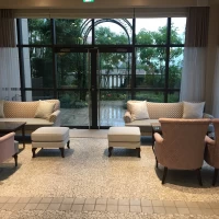 ウェルカムパーティ。広い入り口
