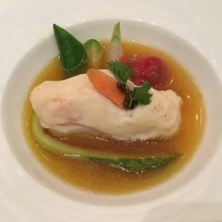 メイン（魚）お席でスープを入れてくれます