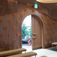 神殿入り口の壁には椿の装飾
