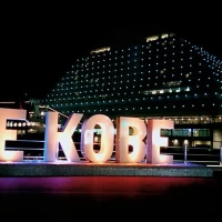 夜のホテル外観（フォトスポットから見えます）