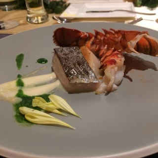 鰆とオマール海老のポワレです。