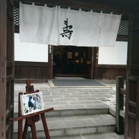 門にwelcomeのれんをつけました