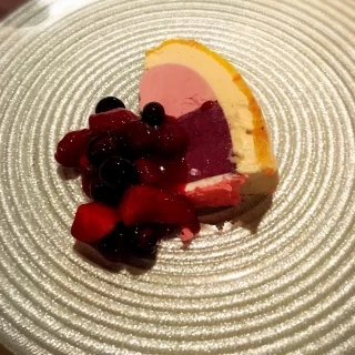 コース料理のデザート。カット前はドールケーキになっています。