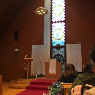 チャペル内は木の良い匂いがします