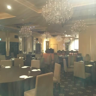 シャンデリアが華やかです。