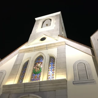 チャペルの外側にもステンドガラスが見える